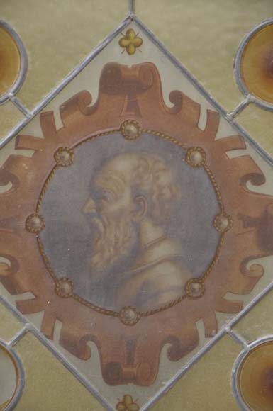 Двустворчатая дверь с витражами с медальонами, в которые вписаны мужской и женский профили.  Двустворчатая дверь с витражами с медальонами, в которые вписаны мужской и женский профили. -4