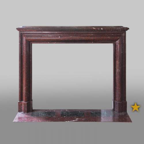 Старинный камин в стиле Людовика XIV, изготовленный из красного мрамора Гриотт.