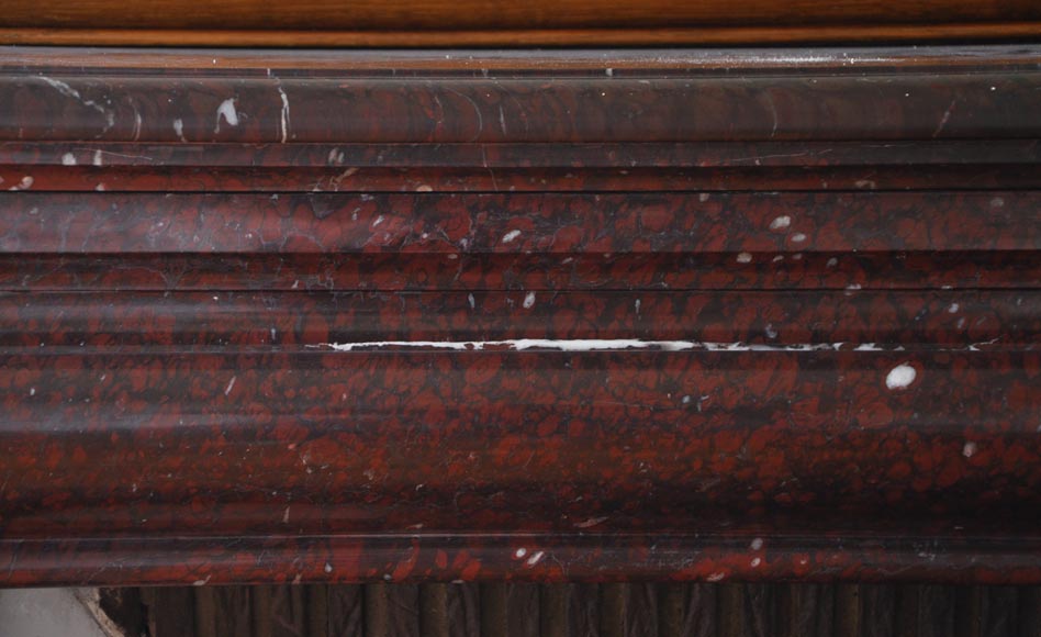 Старинный камин в стиле Людовика XIV, изготовленный из красного мрамора Гриотт. Старинный камин в стиле Людовика XIV, изготовленный из красного мрамора Гриотт.-1