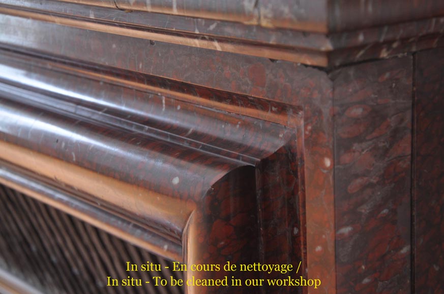 Старинный камин в стиле Людовика XIV, изготовленный из красного мрамора Гриотт. Старинный камин в стиле Людовика XIV, изготовленный из красного мрамора Гриотт.-7