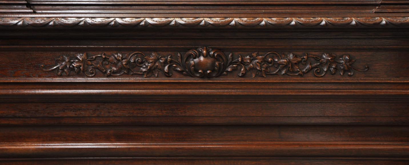 Большой дубовый камин в стиле Людовика XIII с трюмо. Большой дубовый камин в стиле Людовика XIII с трюмо.-9