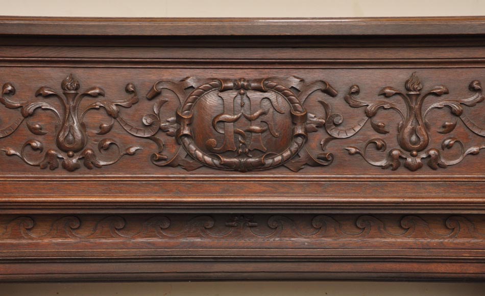 Старинный камин в стиле Наполеона III, изготовленный из дубового дерева, украшенный инициалами Старинный камин в стиле Наполеона III, изготовленный из дубового дерева, украшенный инициалами