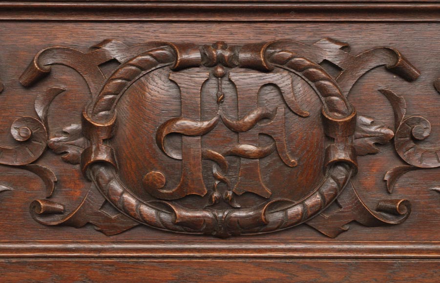 Старинный камин в стиле Наполеона III, изготовленный из дубового дерева, украшенный инициалами Старинный камин в стиле Наполеона III, изготовленный из дубового дерева, украшенный инициалами