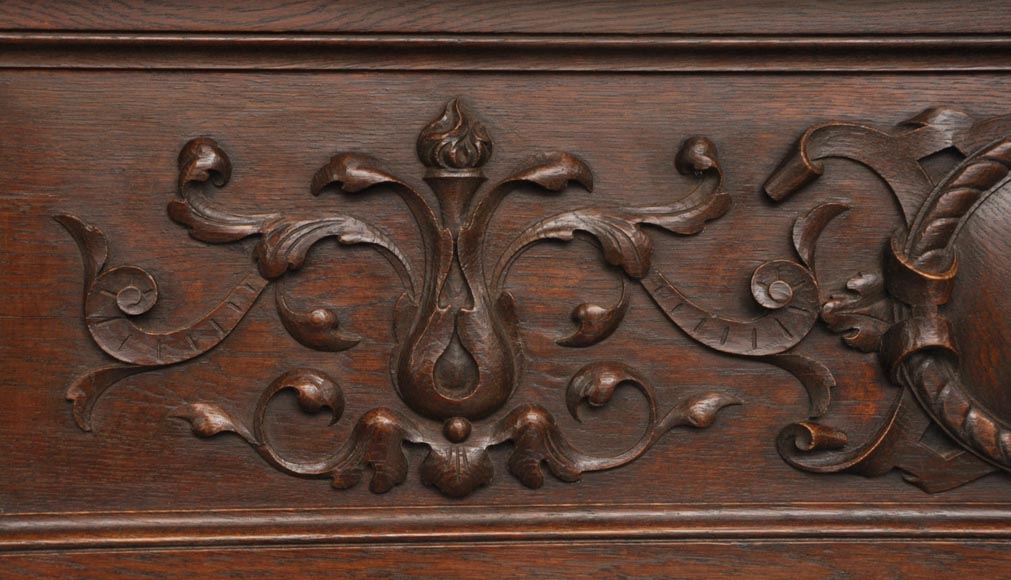 Старинный камин в стиле Наполеона III, изготовленный из дубового дерева, украшенный инициалами Старинный камин в стиле Наполеона III, изготовленный из дубового дерева, украшенный инициалами