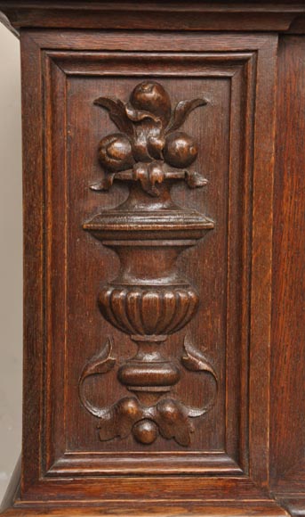 Старинный камин в стиле Наполеона III, изготовленный из дубового дерева, украшенный инициалами Старинный камин в стиле Наполеона III, изготовленный из дубового дерева, украшенный инициалами