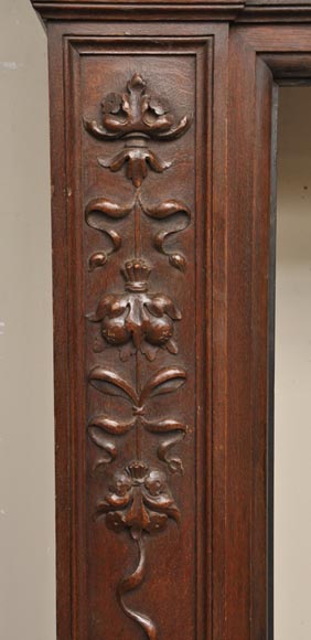 Старинный камин в стиле Наполеона III, изготовленный из дубового дерева, украшенный инициалами Старинный камин в стиле Наполеона III, изготовленный из дубового дерева, украшенный инициалами