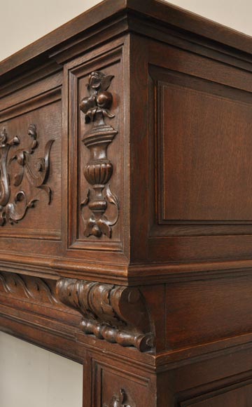 Старинный камин в стиле Наполеона III, изготовленный из дубового дерева, украшенный инициалами Старинный камин в стиле Наполеона III, изготовленный из дубового дерева, украшенный инициалами