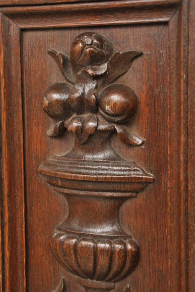 Старинный камин в стиле Наполеона III, изготовленный из дубового дерева, украшенный инициалами Старинный камин в стиле Наполеона III, изготовленный из дубового дерева, украшенный инициалами