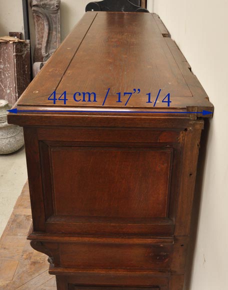 Старинный камин в стиле Наполеона III, изготовленный из дубового дерева, украшенный инициалами Старинный камин в стиле Наполеона III, изготовленный из дубового дерева, украшенный инициалами