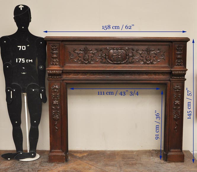 Старинный камин в стиле Наполеона III, изготовленный из дубового дерева, украшенный инициалами Старинный камин в стиле Наполеона III, изготовленный из дубового дерева, украшенный инициалами