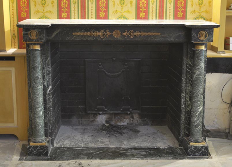 Красивый старинный камин в стиле Ампир, изготовленный из мрамора Vert de Mer, украшенный бронзовыми орнаментами. Красивый старинный камин в стиле Ампир, изготовленный из мрамора Vert de Mer, украшенный бронзовыми орнаментами.-0
