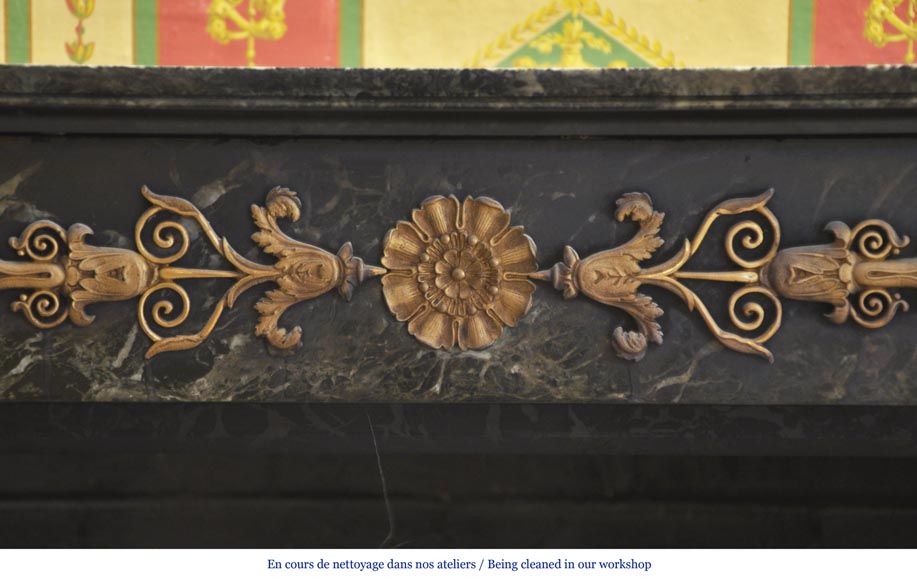 Красивый старинный камин в стиле Ампир, изготовленный из мрамора Vert de Mer, украшенный бронзовыми орнаментами. Красивый старинный камин в стиле Ампир, изготовленный из мрамора Vert de Mer, украшенный бронзовыми орнаментами.-1