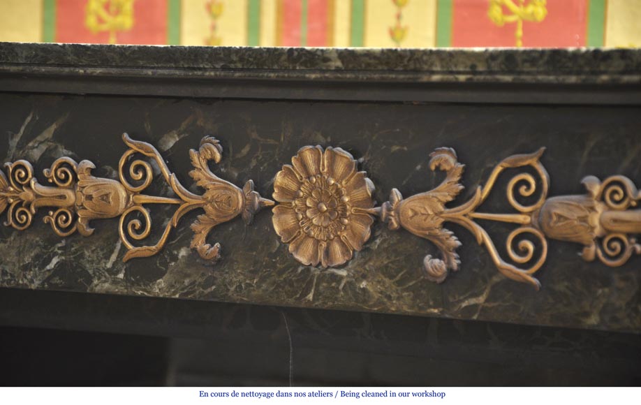 Красивый старинный камин в стиле Ампир, изготовленный из мрамора Vert de Mer, украшенный бронзовыми орнаментами. Красивый старинный камин в стиле Ампир, изготовленный из мрамора Vert de Mer, украшенный бронзовыми орнаментами.-2