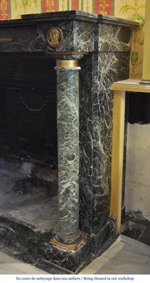 Красивый старинный камин в стиле Ампир, изготовленный из мрамора Vert de Mer, украшенный бронзовыми орнаментами. Красивый старинный камин в стиле Ампир, изготовленный из мрамора Vert de Mer, украшенный бронзовыми орнаментами.-3