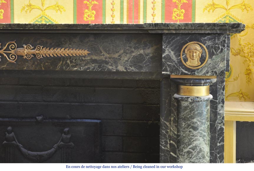 Красивый старинный камин в стиле Ампир, изготовленный из мрамора Vert de Mer, украшенный бронзовыми орнаментами. Красивый старинный камин в стиле Ампир, изготовленный из мрамора Vert de Mer, украшенный бронзовыми орнаментами.-4