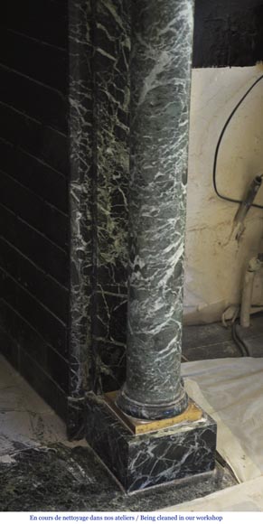 Красивый старинный камин в стиле Ампир, изготовленный из мрамора Vert de Mer, украшенный бронзовыми орнаментами. Красивый старинный камин в стиле Ампир, изготовленный из мрамора Vert de Mer, украшенный бронзовыми орнаментами.-5