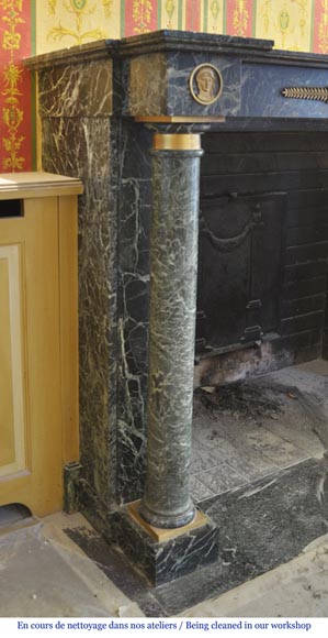 Красивый старинный камин в стиле Ампир, изготовленный из мрамора Vert de Mer, украшенный бронзовыми орнаментами. Красивый старинный камин в стиле Ампир, изготовленный из мрамора Vert de Mer, украшенный бронзовыми орнаментами.-6