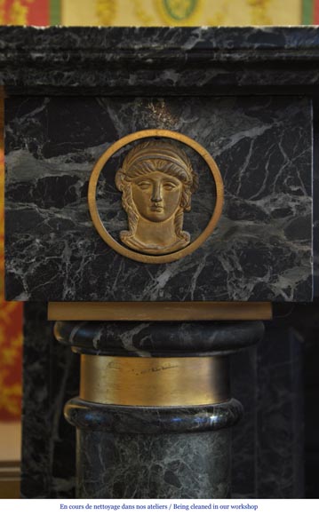 Красивый старинный камин в стиле Ампир, изготовленный из мрамора Vert de Mer, украшенный бронзовыми орнаментами. Красивый старинный камин в стиле Ампир, изготовленный из мрамора Vert de Mer, украшенный бронзовыми орнаментами.-7