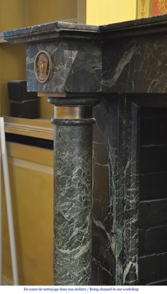 Красивый старинный камин в стиле Ампир, изготовленный из мрамора Vert de Mer, украшенный бронзовыми орнаментами. Красивый старинный камин в стиле Ампир, изготовленный из мрамора Vert de Mer, украшенный бронзовыми орнаментами.-8