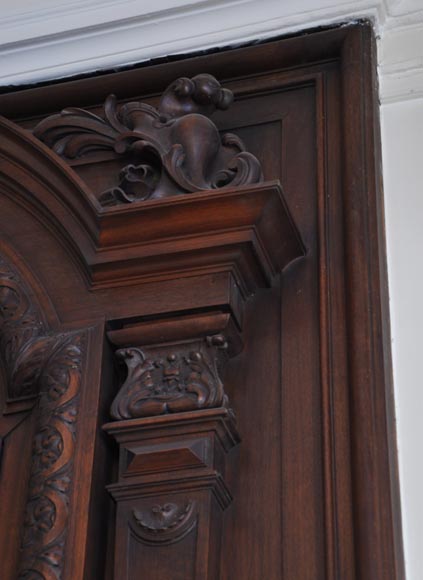 Большой старинный камин в стиле Наполеона III, изготовленный из орехового дерева. Большой старинный камин в стиле Наполеона III, изготовленный из орехового дерева.-4