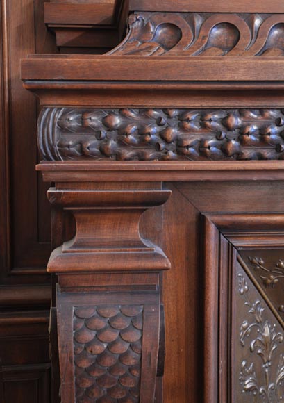 Большой старинный камин в стиле Наполеона III, изготовленный из орехового дерева. Большой старинный камин в стиле Наполеона III, изготовленный из орехового дерева.-8