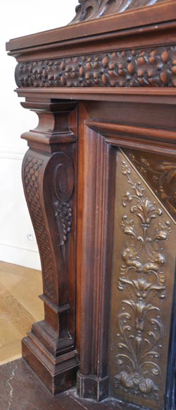 Большой старинный камин в стиле Наполеона III, изготовленный из орехового дерева. Большой старинный камин в стиле Наполеона III, изготовленный из орехового дерева.-9