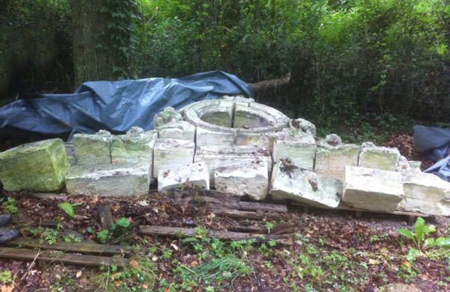 Редкий фронтон с часами, ранее находившийся в замке Гарсильер в Талмон Сант Илэр. Редкий фронтон с часами, ранее находившийся в замке Гарсильер в Талмон Сант Илэр.-2