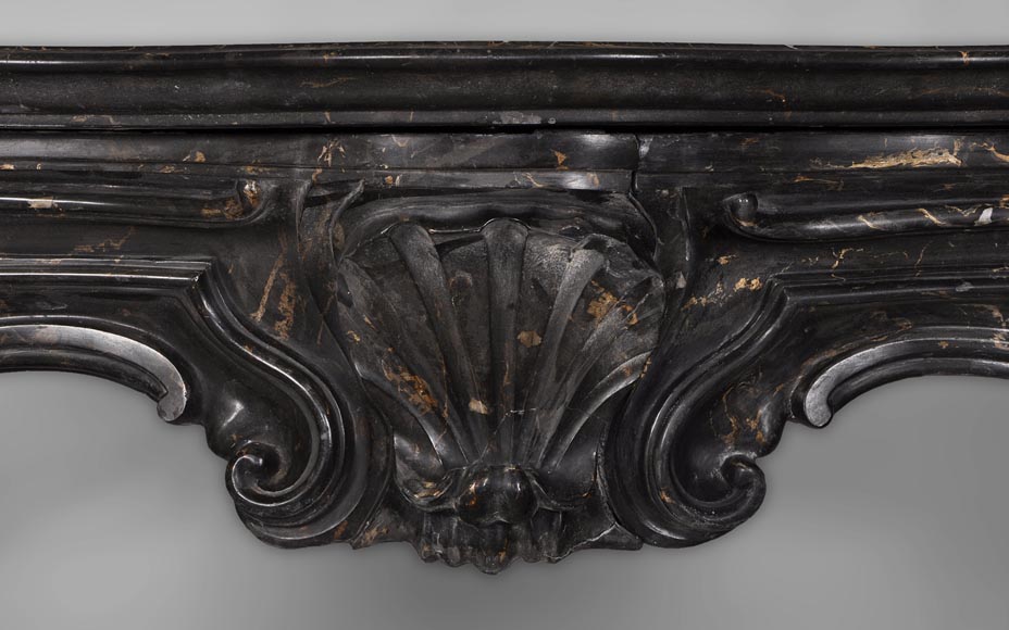 Старинный камин в стиле Наполеона III, изготовленный из мраморовидного селенита, имитирующего мрамор Портор.  Старинный камин в стиле Наполеона III, изготовленный из мраморовидного селенита, имитирующего мрамор Портор. -1