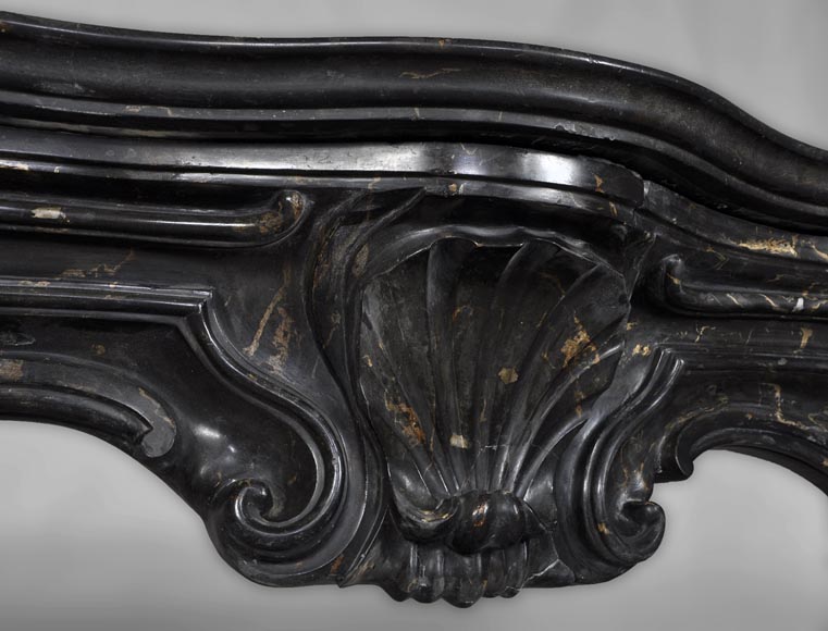 Старинный камин в стиле Наполеона III, изготовленный из мраморовидного селенита, имитирующего мрамор Портор.  Старинный камин в стиле Наполеона III, изготовленный из мраморовидного селенита, имитирующего мрамор Портор. -2