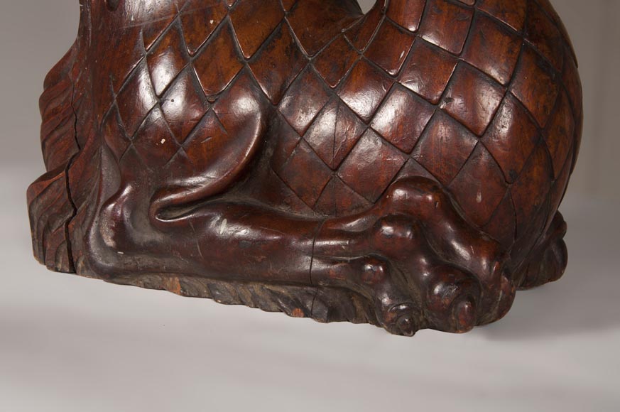 Нижняя стойка лестницы, изготовленная около 1910 года из красного дерева, украшенная грифоном. Нижняя стойка лестницы, изготовленная около 1910 года из красного дерева, украшенная грифоном.-6