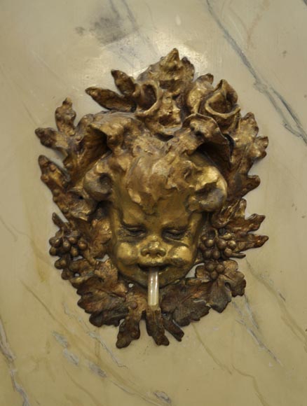 Красивый комнатный фонтан с деревянной панелью и натюрмортом.  Красивый комнатный фонтан с деревянной панелью и натюрмортом. -2