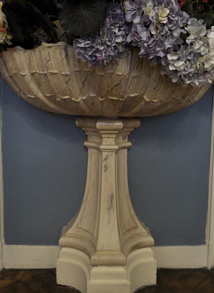 Красивый комнатный фонтан с деревянной панелью и натюрмортом.  Красивый комнатный фонтан с деревянной панелью и натюрмортом. -3