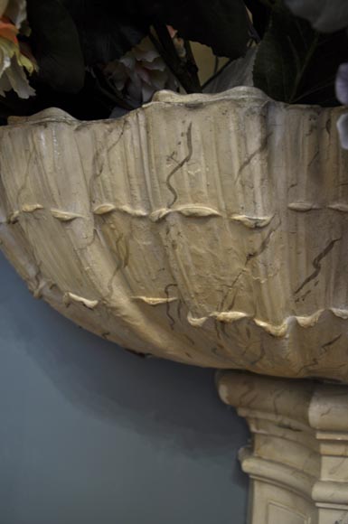 Красивый комнатный фонтан с деревянной панелью и натюрмортом.  Красивый комнатный фонтан с деревянной панелью и натюрмортом. -4