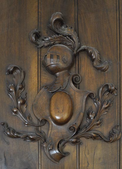 Большой старинный камин в стиле Нео-Ренессанс, изготовленный из скульптурного орехового дерева, украшенный рыцарским шлемом. Большой старинный камин в стиле Нео-Ренессанс, изготовленный из скульптурного орехового дерева, украшенный рыцарским шлемом.-1