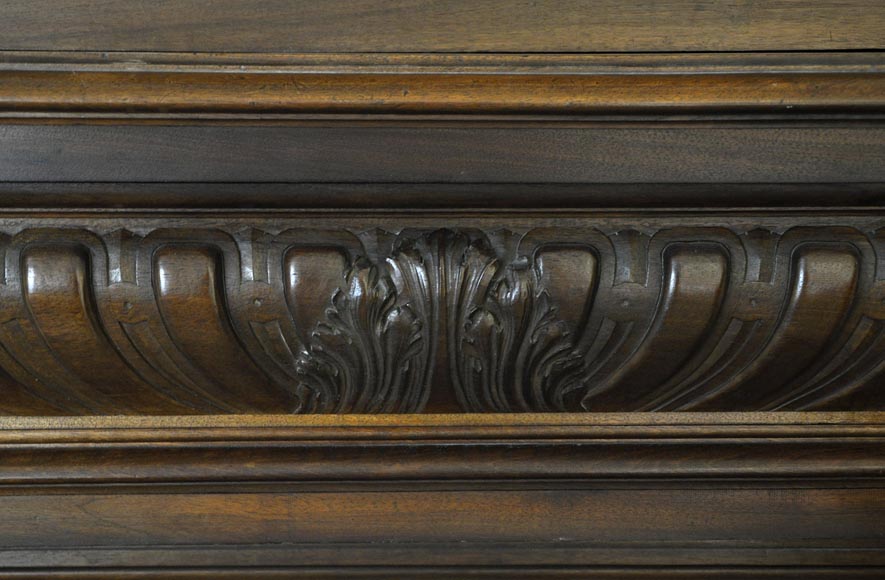 Большой старинный камин в стиле Нео-Ренессанс, изготовленный из скульптурного орехового дерева, украшенный рыцарским шлемом. Большой старинный камин в стиле Нео-Ренессанс, изготовленный из скульптурного орехового дерева, украшенный рыцарским шлемом.-2