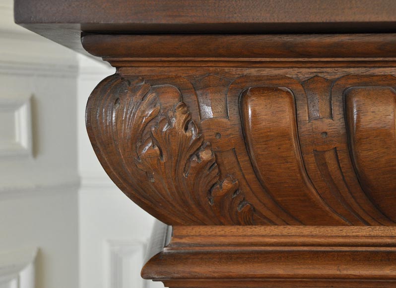 Большой старинный камин в стиле Нео-Ренессанс, изготовленный из скульптурного орехового дерева, украшенный рыцарским шлемом. Большой старинный камин в стиле Нео-Ренессанс, изготовленный из скульптурного орехового дерева, украшенный рыцарским шлемом.-4