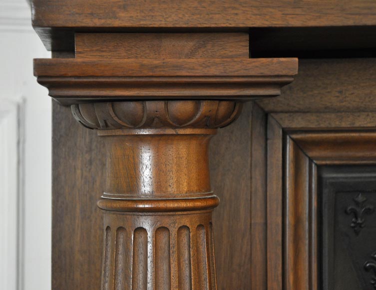 Большой старинный камин в стиле Нео-Ренессанс, изготовленный из скульптурного орехового дерева, украшенный рыцарским шлемом. Большой старинный камин в стиле Нео-Ренессанс, изготовленный из скульптурного орехового дерева, украшенный рыцарским шлемом.-5