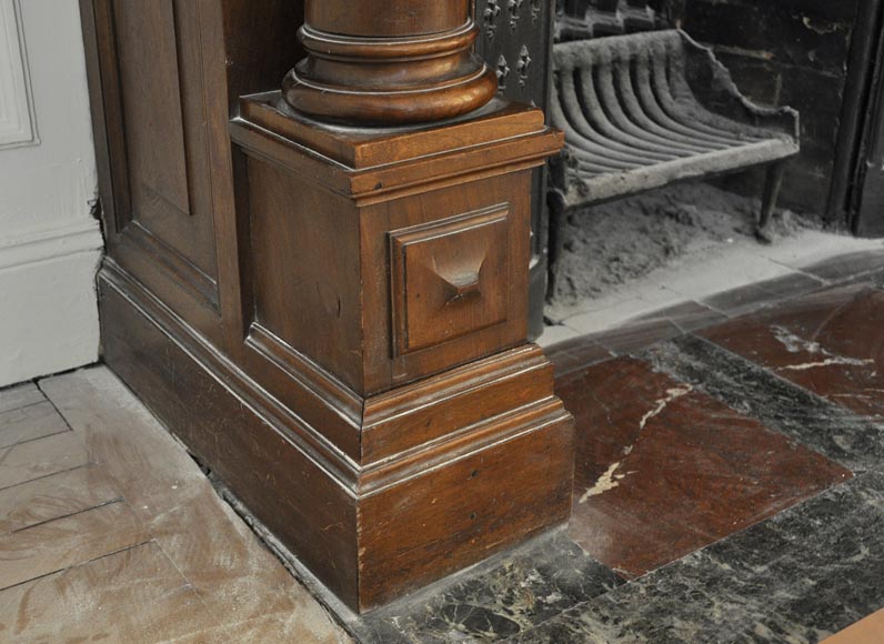 Большой старинный камин в стиле Нео-Ренессанс, изготовленный из скульптурного орехового дерева, украшенный рыцарским шлемом. Большой старинный камин в стиле Нео-Ренессанс, изготовленный из скульптурного орехового дерева, украшенный рыцарским шлемом.-6