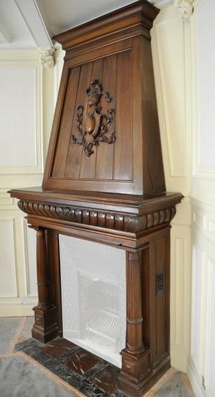 Большой старинный камин в стиле Нео-Ренессанс, изготовленный из скульптурного орехового дерева, украшенный рыцарским шлемом. Большой старинный камин в стиле Нео-Ренессанс, изготовленный из скульптурного орехового дерева, украшенный рыцарским шлемом.-7