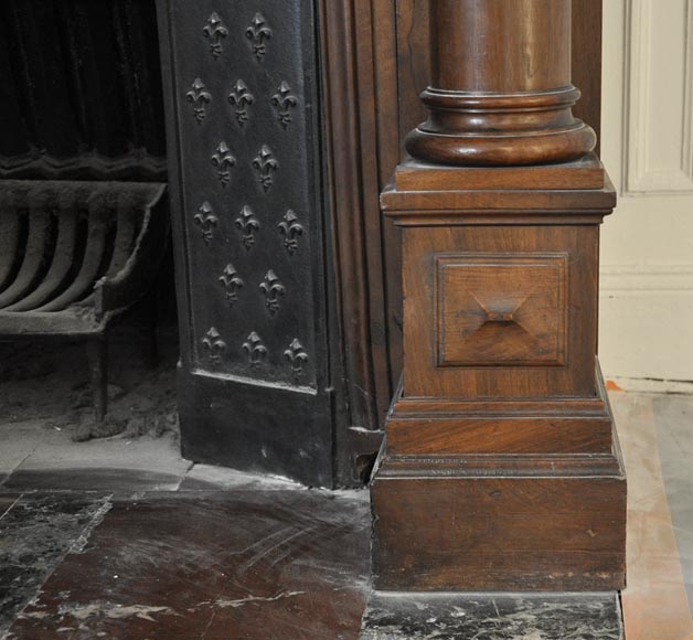 Большой старинный камин в стиле Нео-Ренессанс, изготовленный из скульптурного орехового дерева, украшенный рыцарским шлемом. Большой старинный камин в стиле Нео-Ренессанс, изготовленный из скульптурного орехового дерева, украшенный рыцарским шлемом.-9