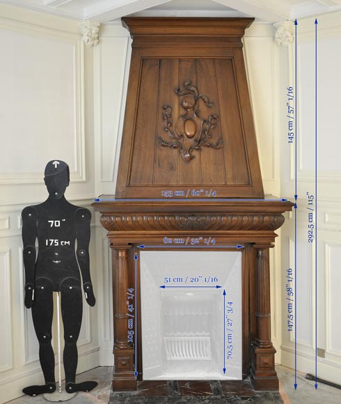 Большой старинный камин в стиле Нео-Ренессанс, изготовленный из скульптурного орехового дерева, украшенный рыцарским шлемом. Большой старинный камин в стиле Нео-Ренессанс, изготовленный из скульптурного орехового дерева, украшенный рыцарским шлемом.-11
