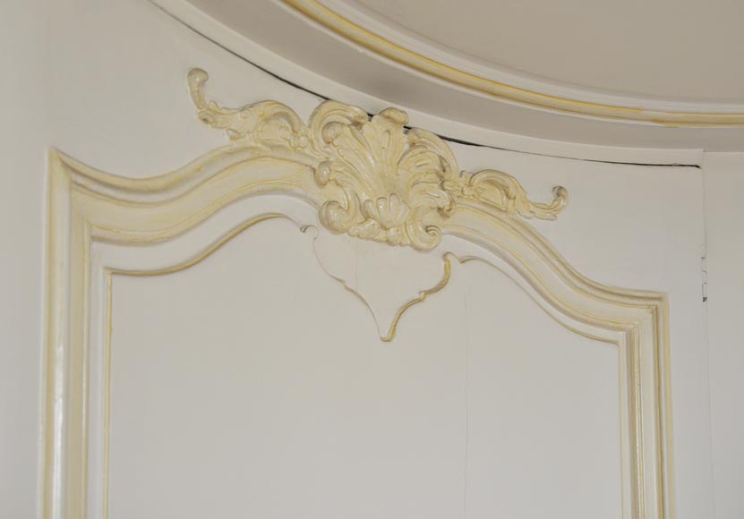 Часть деревянной отделки комнаты в стиле Людовика XV с каменным камином 18 века. Часть деревянной отделки комнаты в стиле Людовика XV с каменным камином 18 века.-3