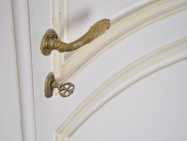 Часть деревянной отделки комнаты в стиле Людовика XV с каменным камином 18 века. Часть деревянной отделки комнаты в стиле Людовика XV с каменным камином 18 века.-4