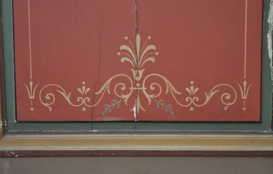 Старинная двустворчатая дверь, украшенная расписными цветочными мотивами. Старинная двустворчатая дверь, украшенная расписными цветочными мотивами.-2