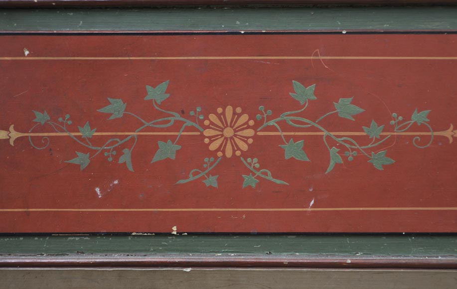 Старинная двустворчатая дверь, украшенная расписными цветочными мотивами. Старинная двустворчатая дверь, украшенная расписными цветочными мотивами.-3