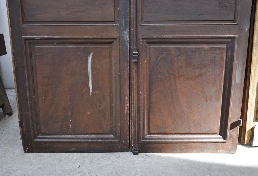 Старинная двустворчатая дверь, украшенная расписными цветочными мотивами. Старинная двустворчатая дверь, украшенная расписными цветочными мотивами.-9