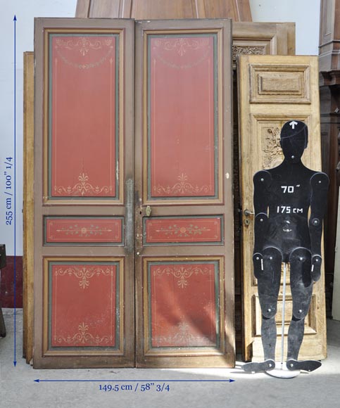 Старинная двустворчатая дверь, украшенная расписными цветочными мотивами. Старинная двустворчатая дверь, украшенная расписными цветочными мотивами.-11