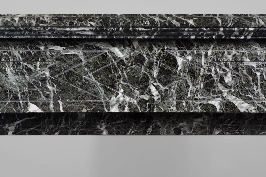 Старинный камин в стиле Наполеона III, изготовленный из мрамора Вер де Мер, украшенный львиными лапами. Старинный камин в стиле Наполеона III, изготовленный из мрамора Вер де Мер, украшенный львиными лапами.-1