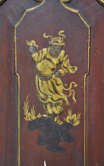 Красивая старинная двустворчатая дверь, украшенная в китайском стиле. Красивая старинная двустворчатая дверь, украшенная в китайском стиле.-1
