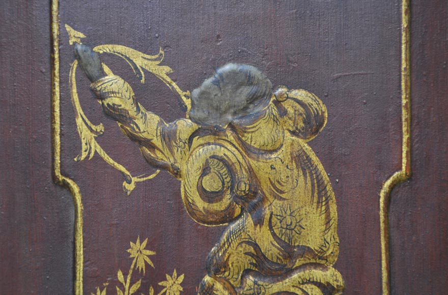 Красивая старинная двустворчатая дверь, украшенная в китайском стиле. Красивая старинная двустворчатая дверь, украшенная в китайском стиле.-2